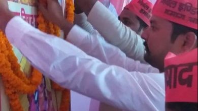 Photo of निषाद पार्टी कार्यालय के उद्घाटन में भगवान गुह्यराज के तस्वीर पर माला चढ़ाते प्रदेश अध्यक्ष रविंद्रमणी निषाद