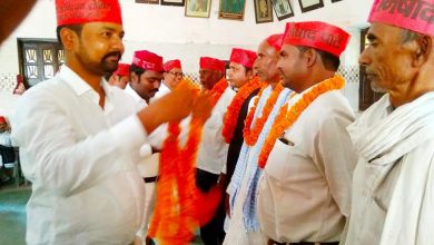 Photo of निषाद पार्टी के जौनपुर के आंन्दोलनकारियों को माला पहनाकर समान करते हुए निषाद पार्टी के प्रदेश अध्यक्ष रविंद्रमणी निषाद प्रान्तीय अध्यक्ष बाबूराम निषाद जी