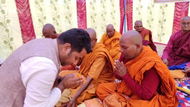 Photo of बौद्ध भिक्षुओं ने दिया सरवन निषाद  को शुभाशीष