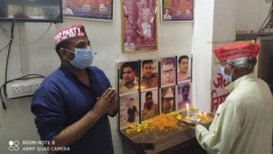 Photo of कानपुर मुठभेड़ में शहीद हुए पुलिसकर्मियों को श्रद्धांजलि अर्पित करते प्रदेश प्रभारी ई. सरवन निषाद